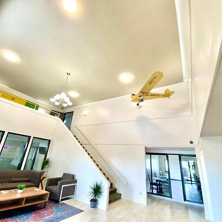 Baymont By Wyndham Oshkosh Airport Hotel Екстериор снимка