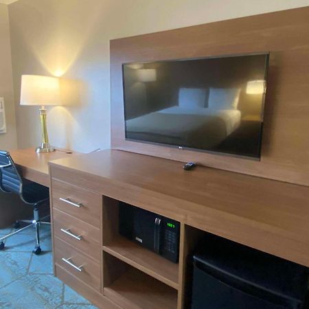 Baymont By Wyndham Oshkosh Airport Hotel Екстериор снимка