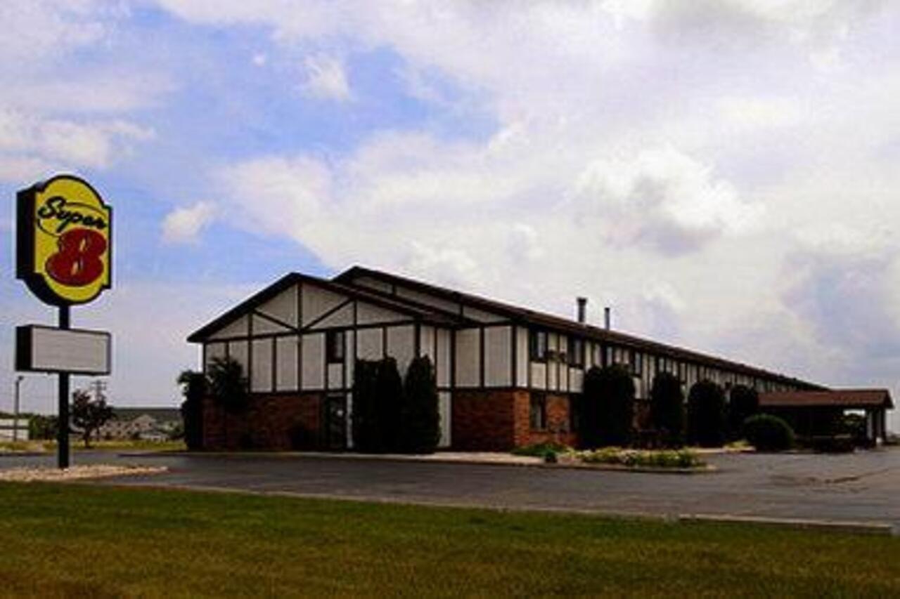 Baymont By Wyndham Oshkosh Airport Hotel Екстериор снимка