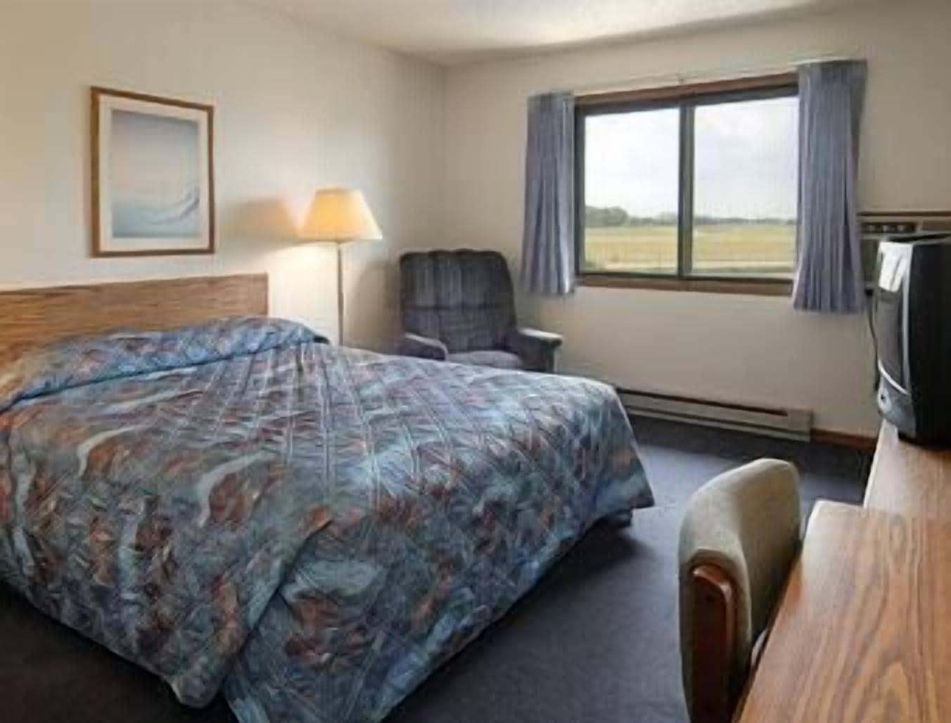 Baymont By Wyndham Oshkosh Airport Hotel Стая снимка