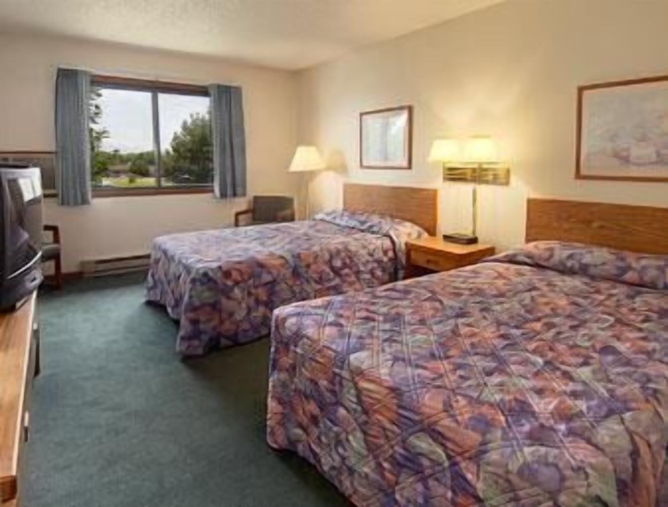 Baymont By Wyndham Oshkosh Airport Hotel Стая снимка