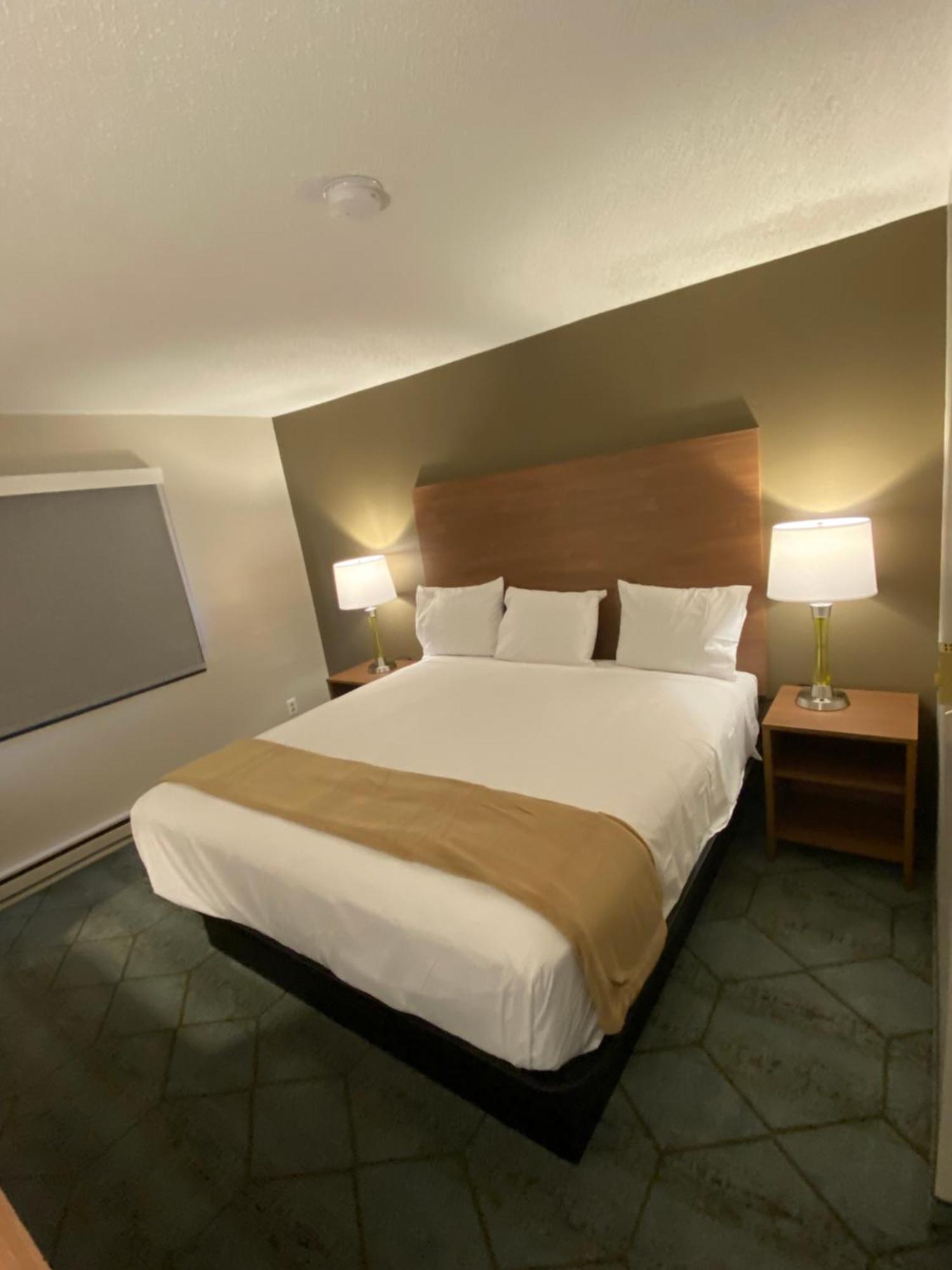 Baymont By Wyndham Oshkosh Airport Hotel Екстериор снимка