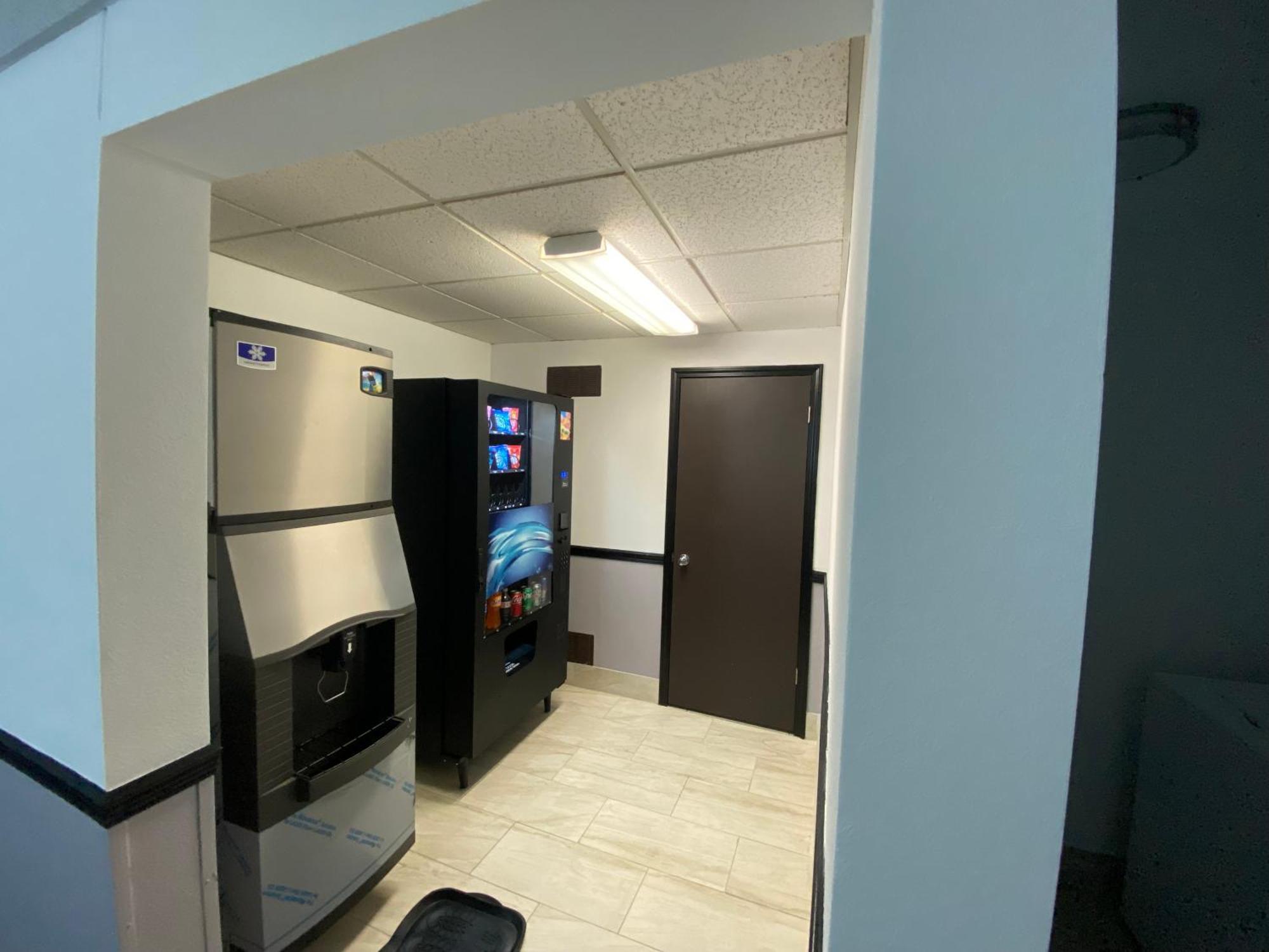 Baymont By Wyndham Oshkosh Airport Hotel Екстериор снимка