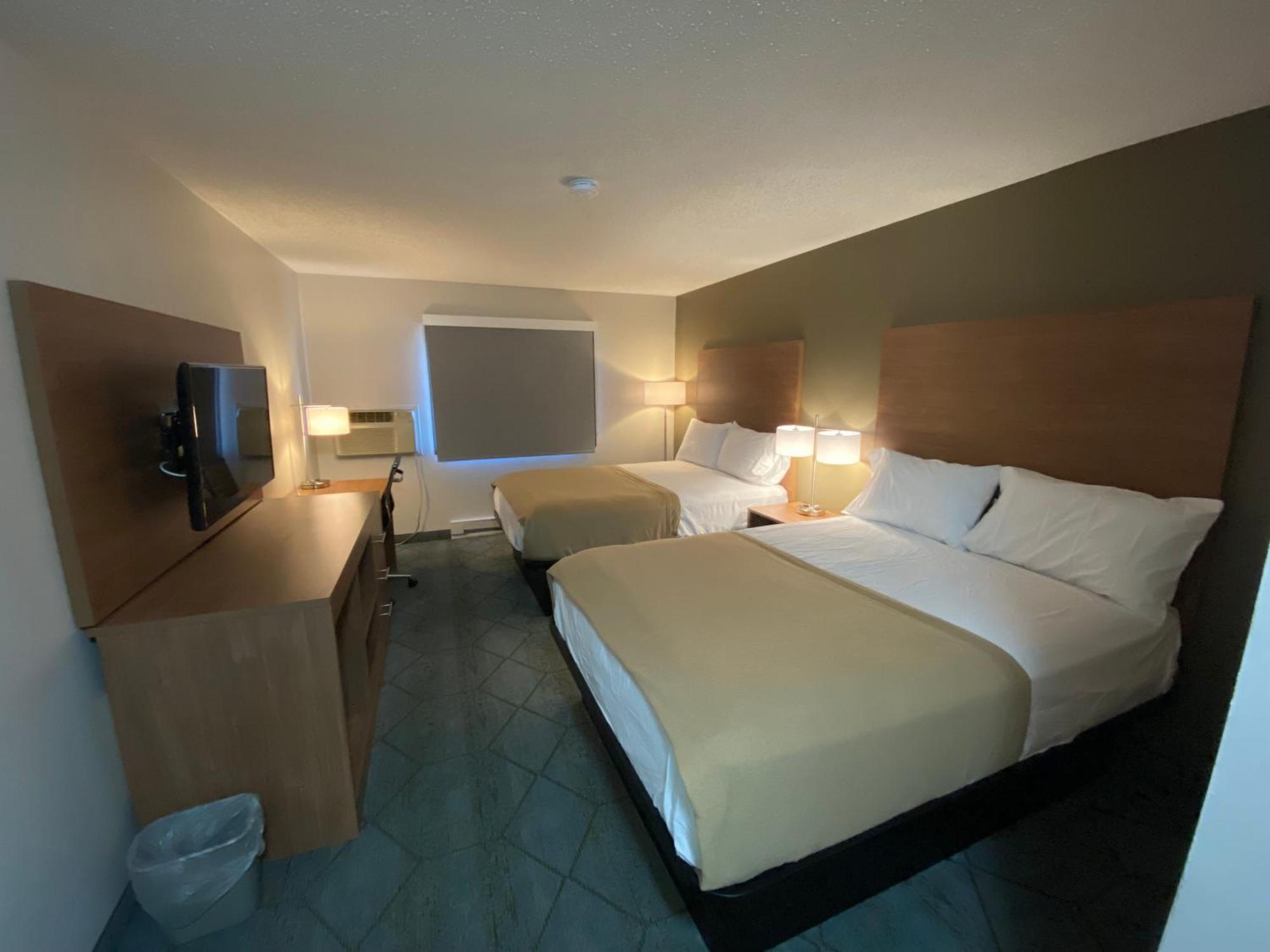 Baymont By Wyndham Oshkosh Airport Hotel Екстериор снимка