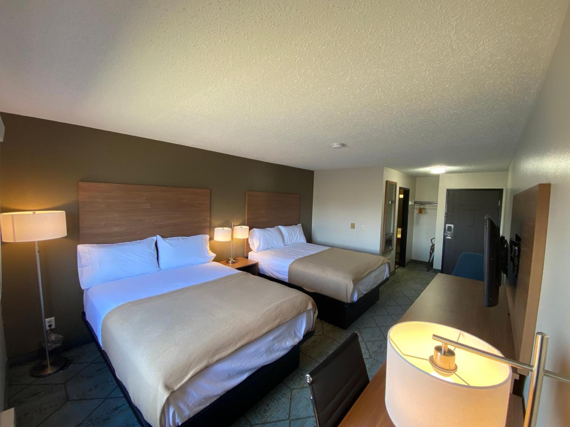 Baymont By Wyndham Oshkosh Airport Hotel Екстериор снимка