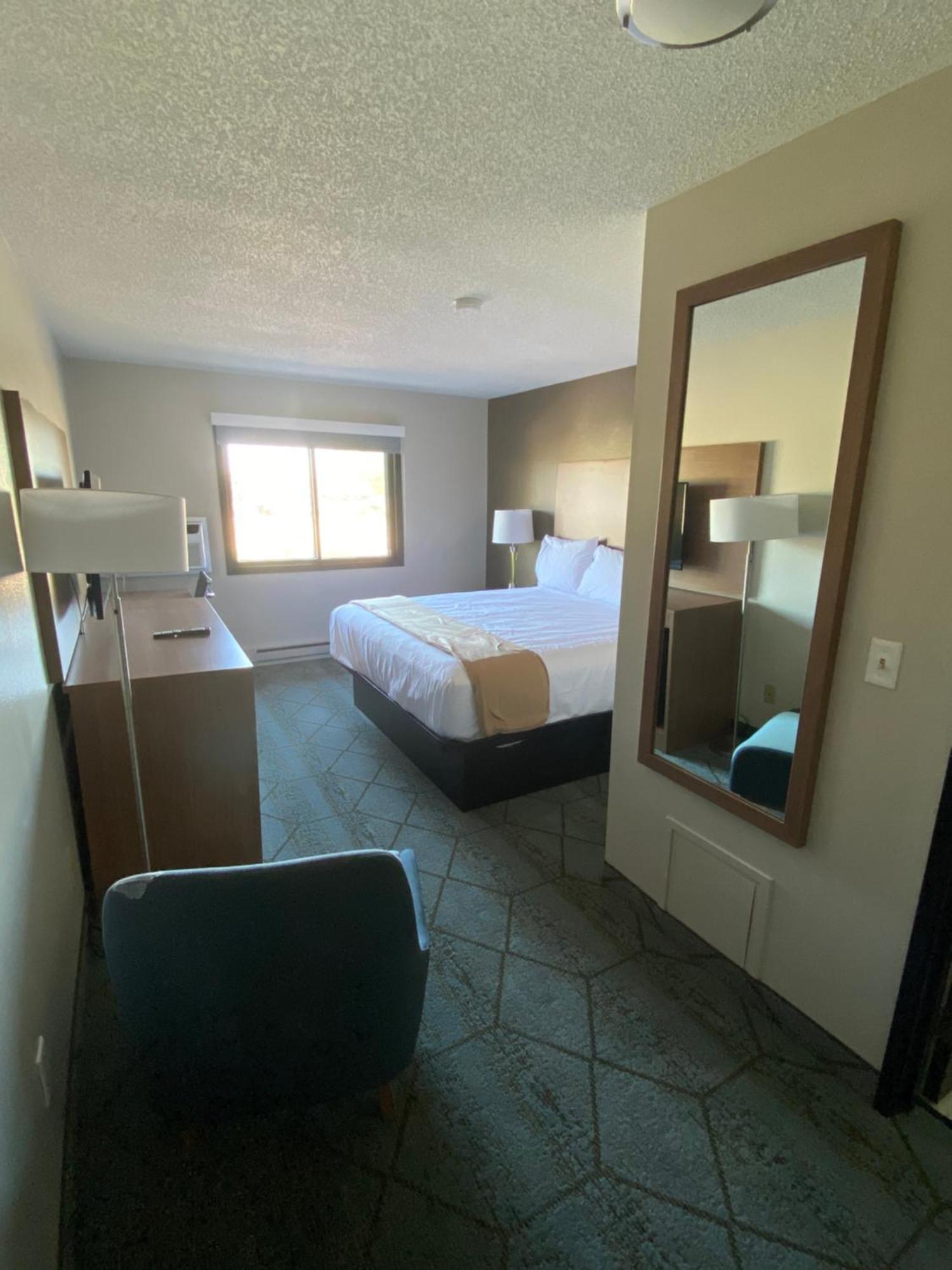 Baymont By Wyndham Oshkosh Airport Hotel Екстериор снимка