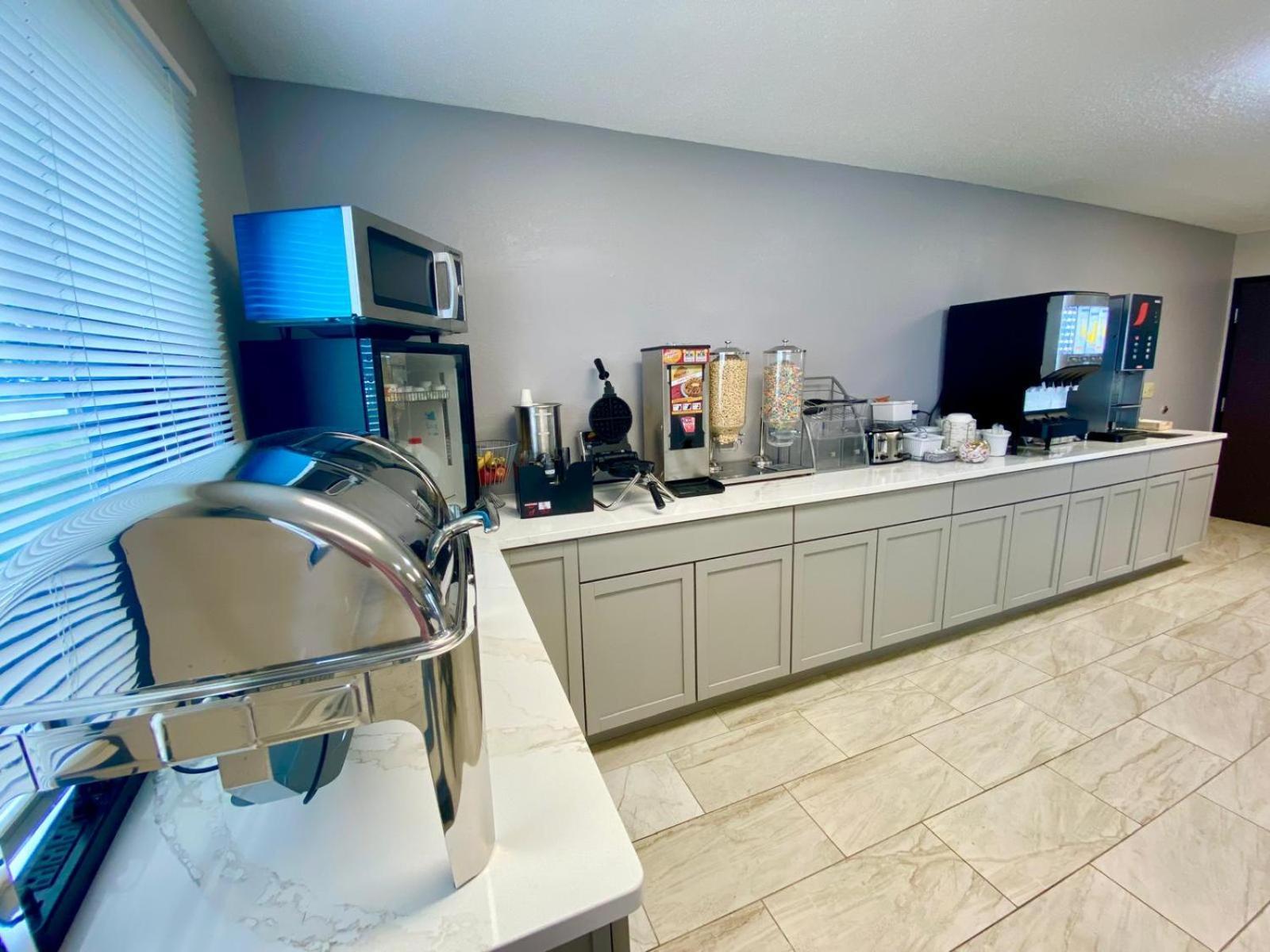 Baymont By Wyndham Oshkosh Airport Hotel Екстериор снимка