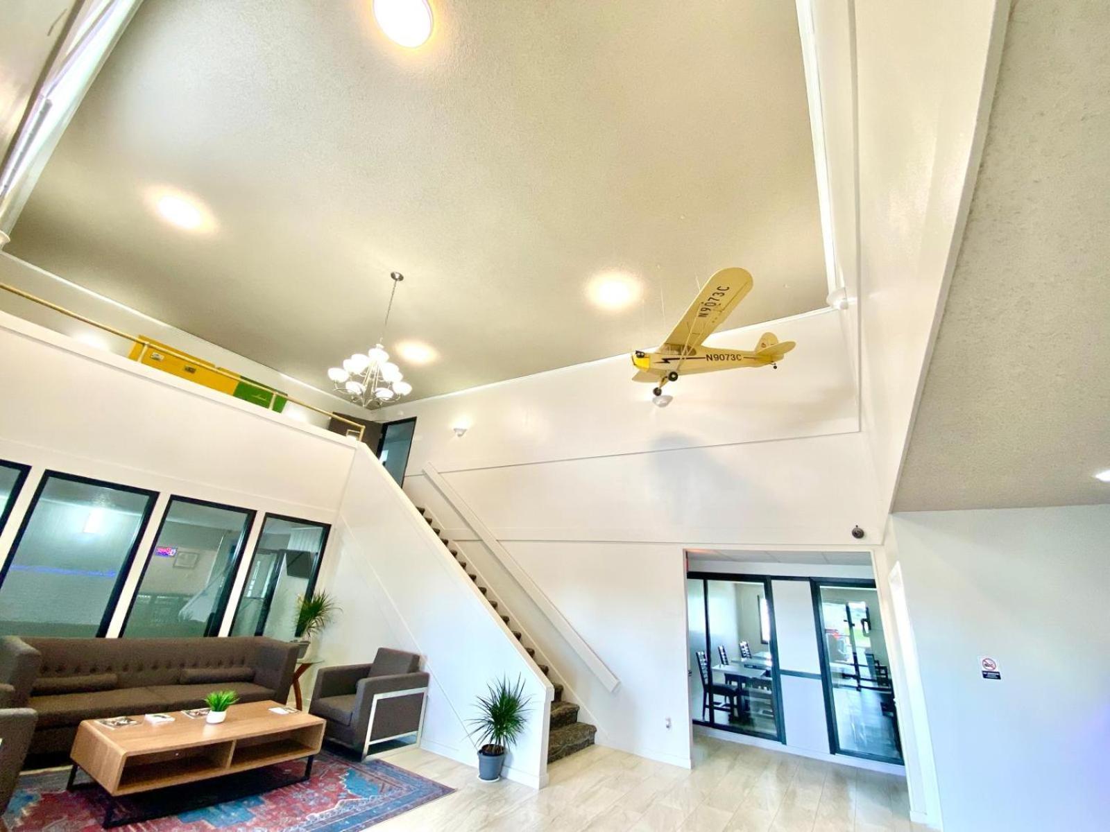 Baymont By Wyndham Oshkosh Airport Hotel Екстериор снимка