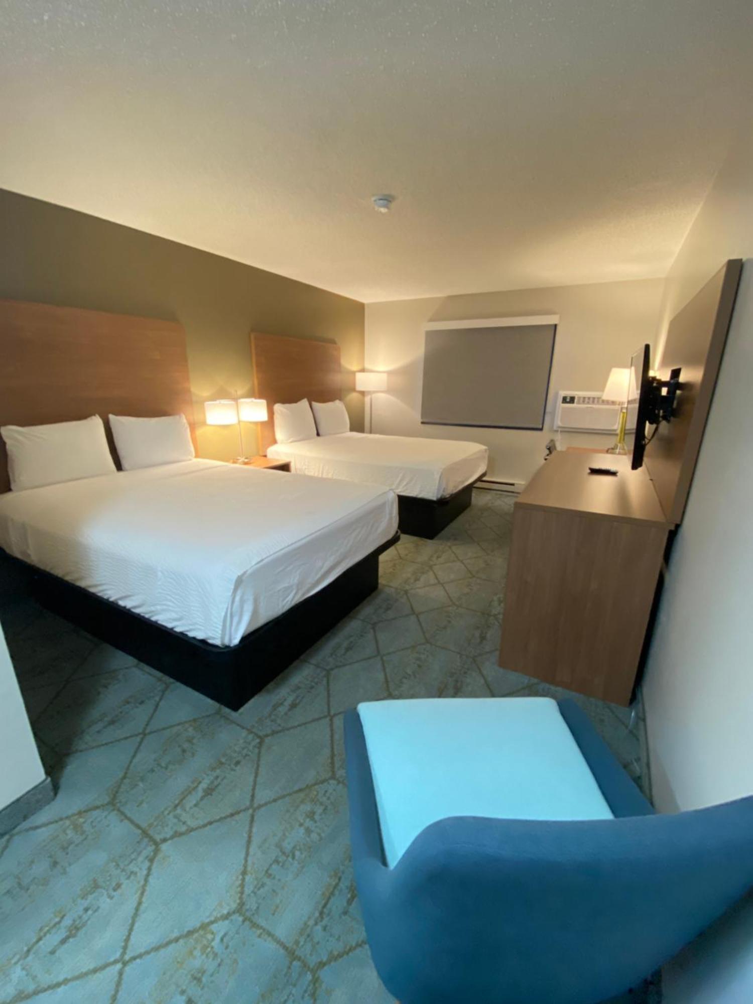 Baymont By Wyndham Oshkosh Airport Hotel Екстериор снимка