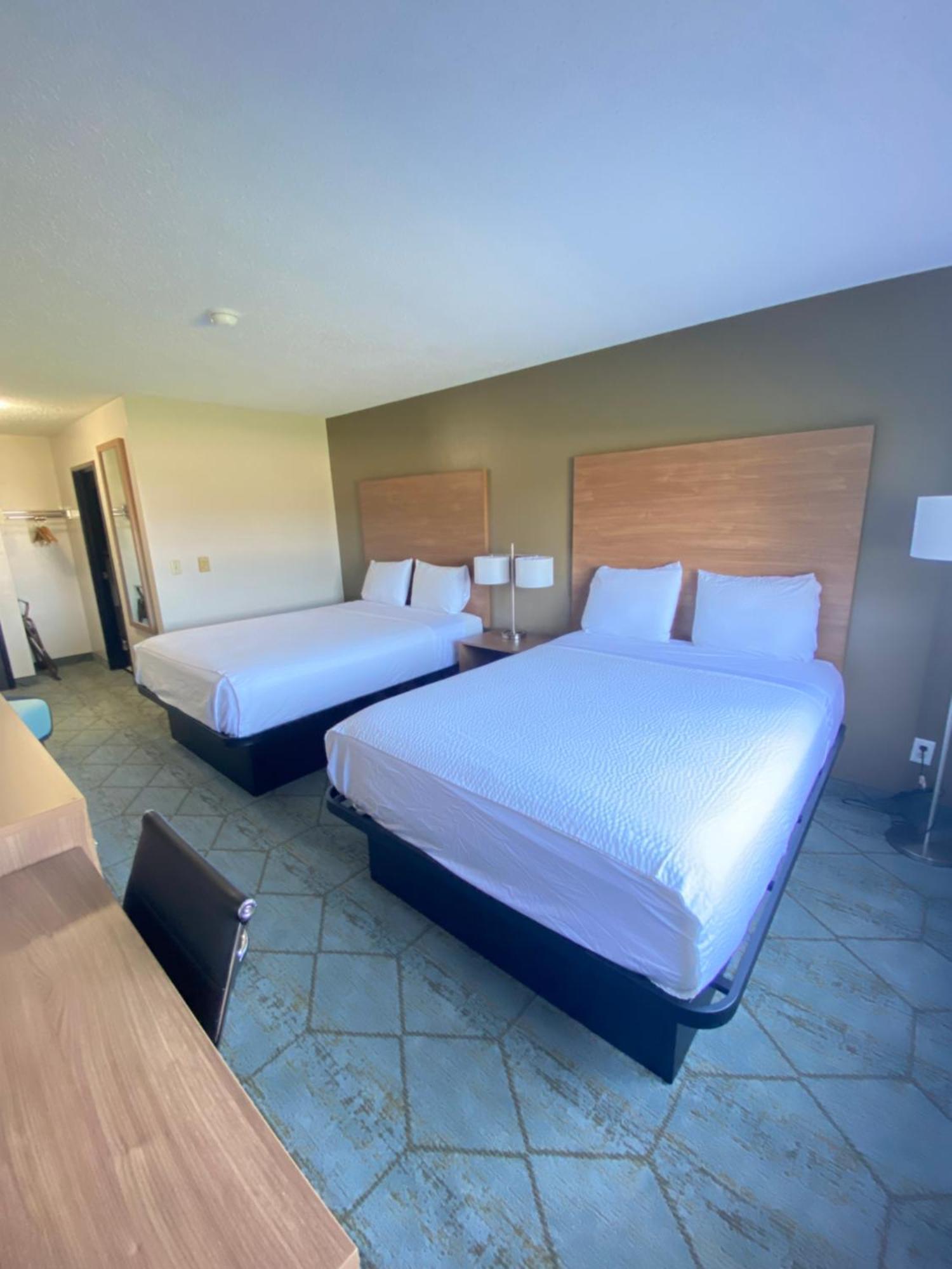 Baymont By Wyndham Oshkosh Airport Hotel Екстериор снимка