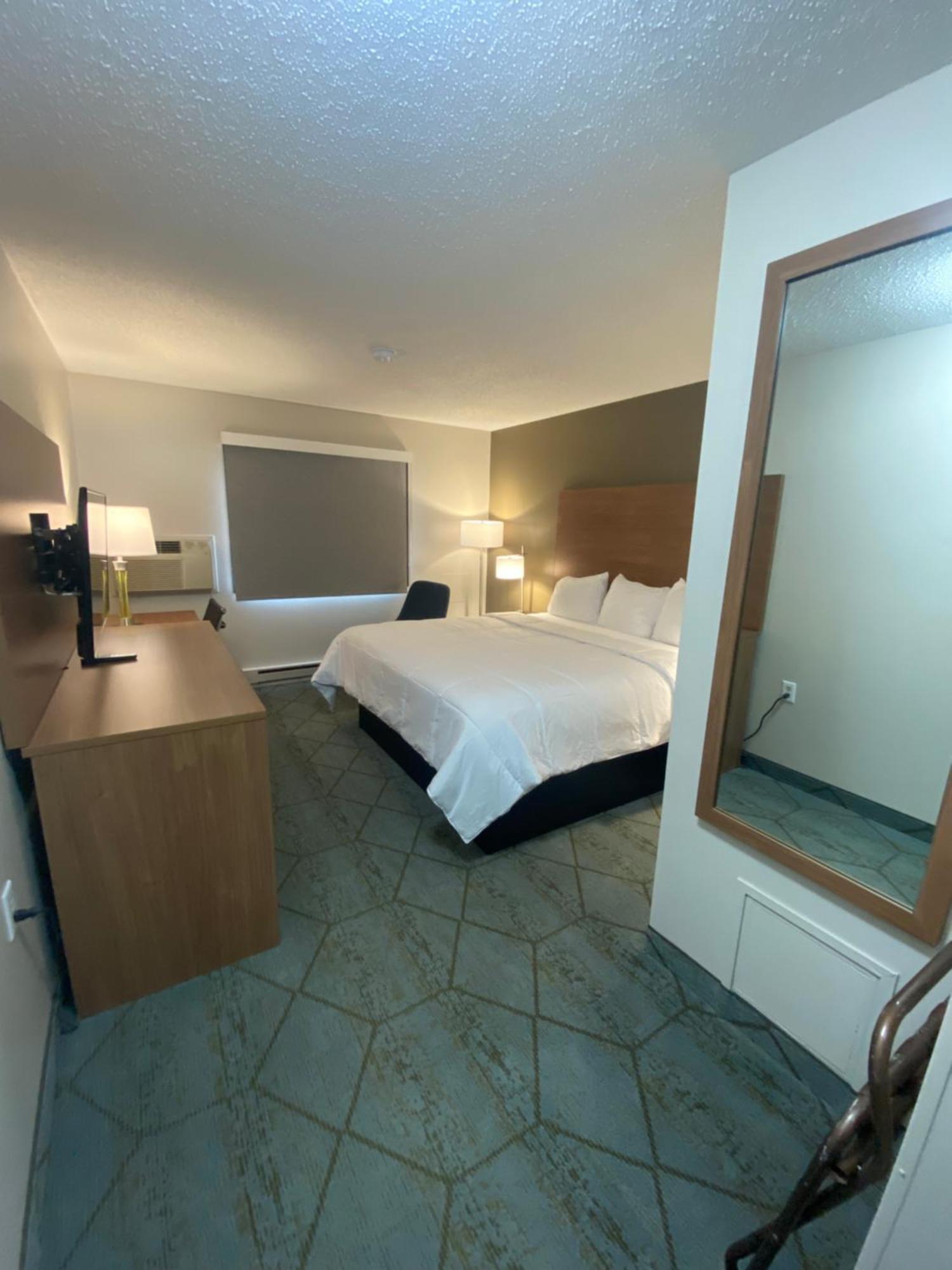 Baymont By Wyndham Oshkosh Airport Hotel Екстериор снимка