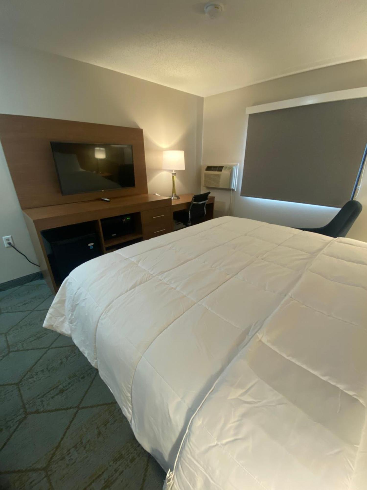Baymont By Wyndham Oshkosh Airport Hotel Екстериор снимка