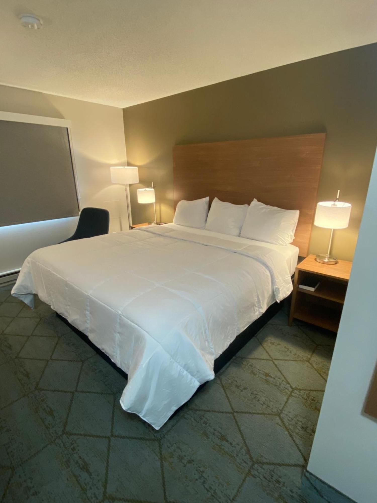 Baymont By Wyndham Oshkosh Airport Hotel Екстериор снимка