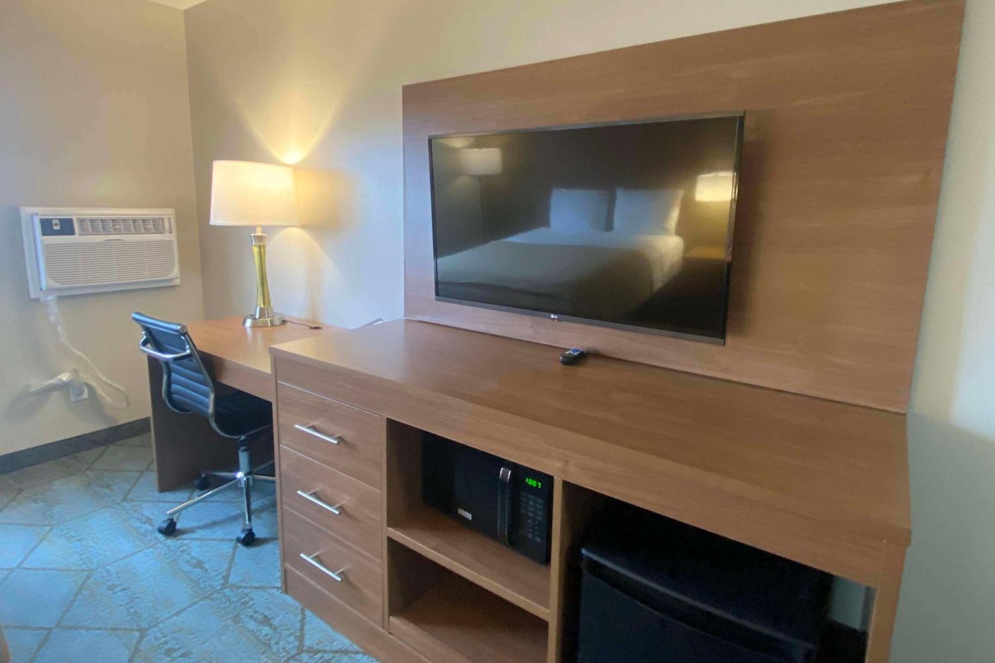 Baymont By Wyndham Oshkosh Airport Hotel Екстериор снимка