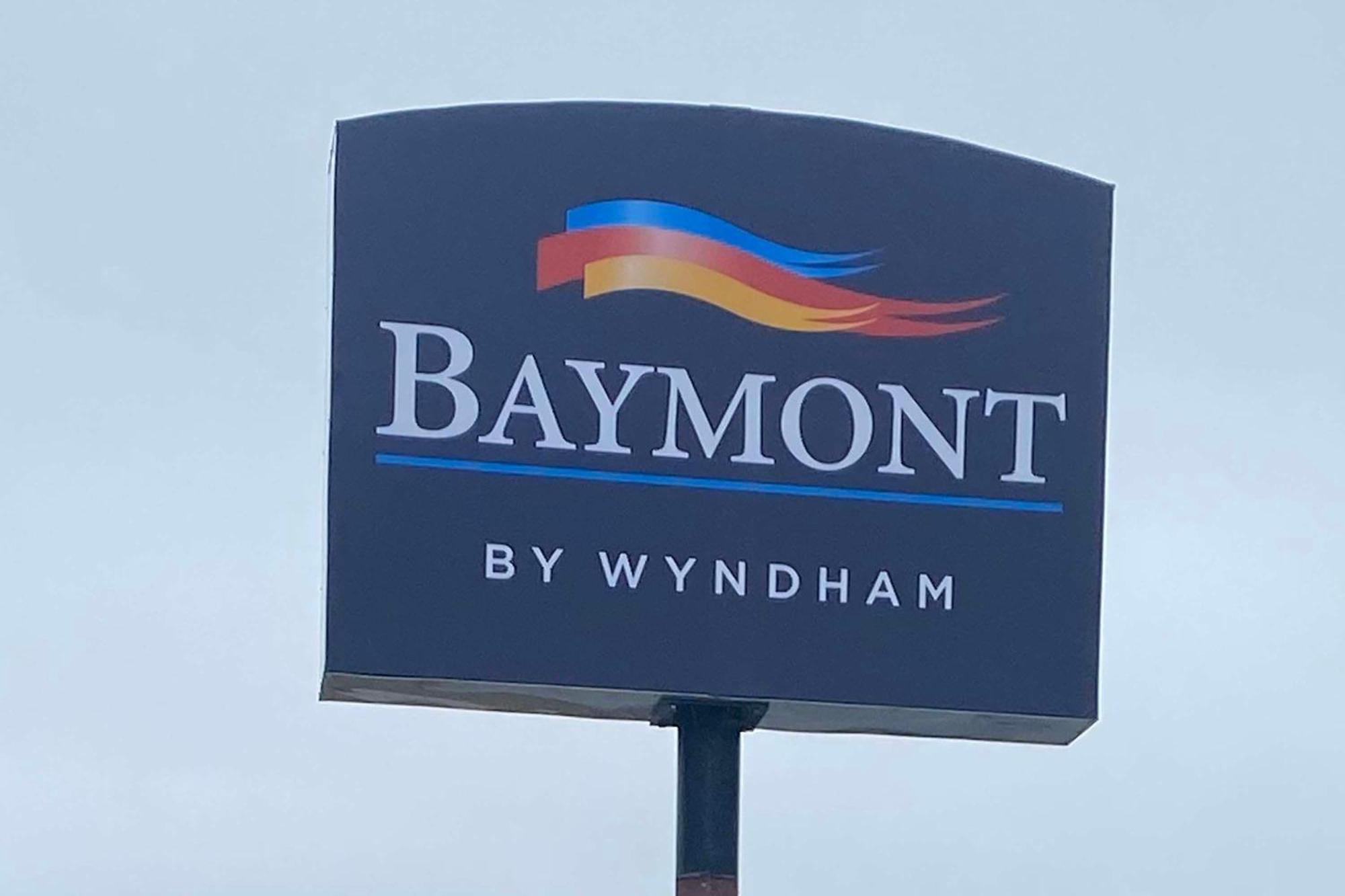 Baymont By Wyndham Oshkosh Airport Hotel Екстериор снимка