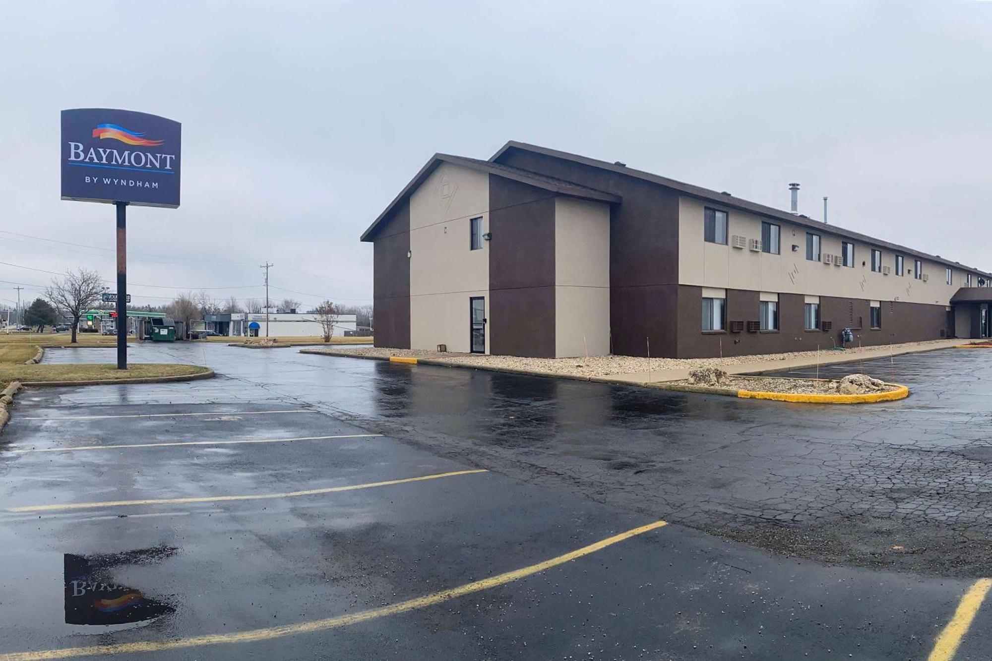 Baymont By Wyndham Oshkosh Airport Hotel Екстериор снимка