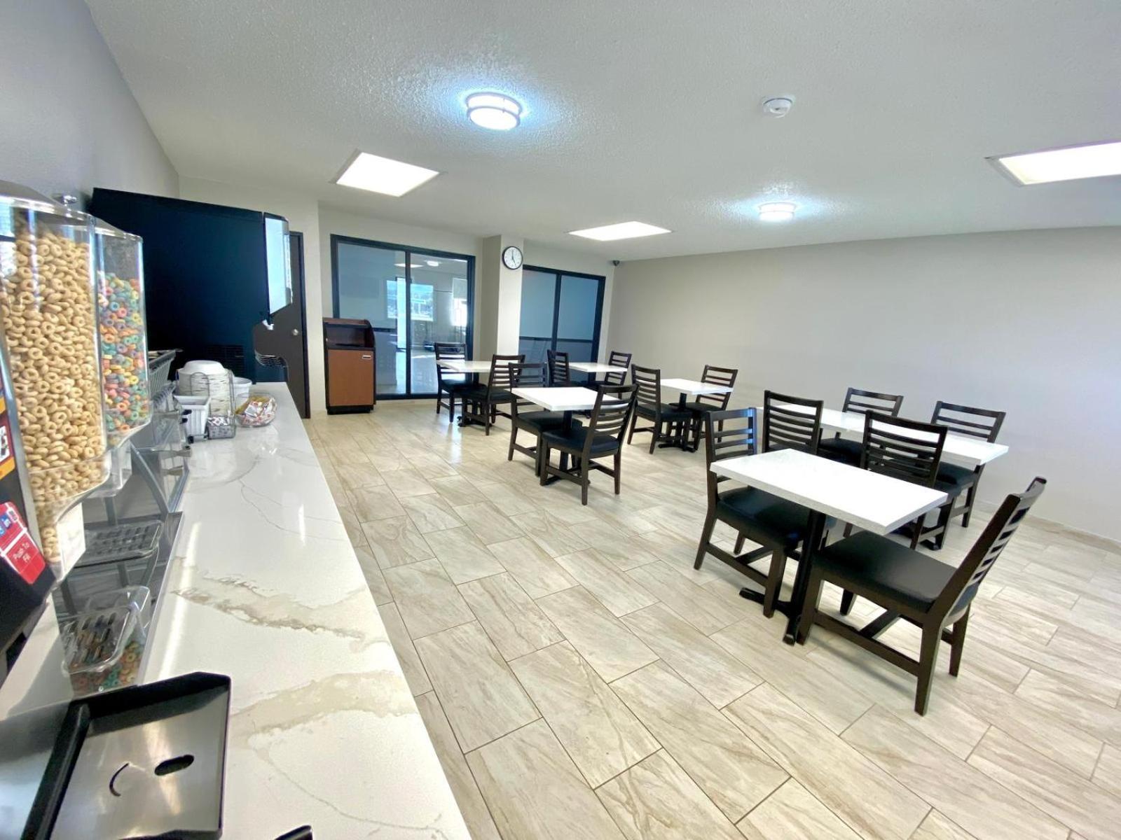 Baymont By Wyndham Oshkosh Airport Hotel Екстериор снимка